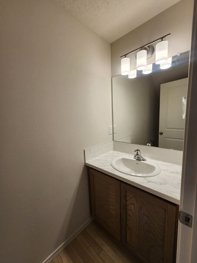 Foto del edificio - Open House Fri. 7/31, 11am-1pm and 4pm-6pm
