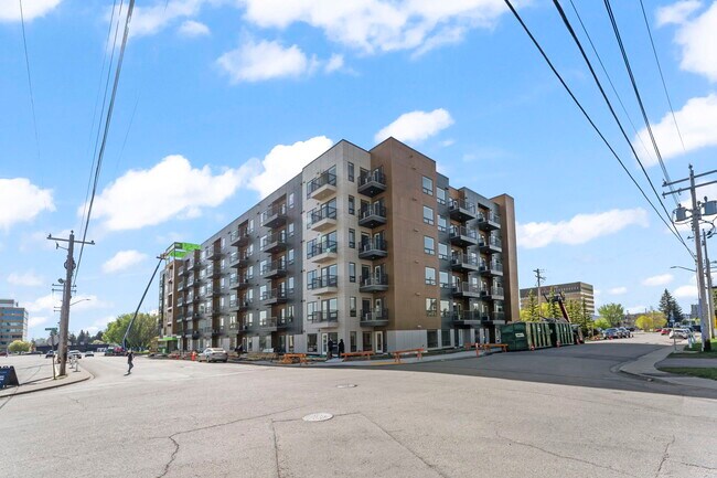 Building Photo - 517 67 Av SW