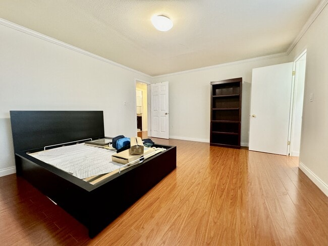 Building Photo - 1088 Dunlop Ave