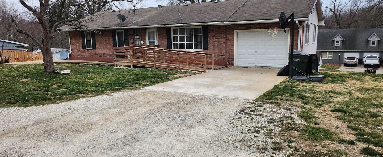 Primary Photo - 3 Bed 2 Bath Duplex Now Available!