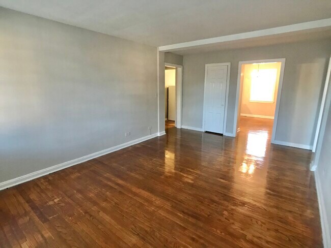 Building Photo - 2850 Fairway Dr