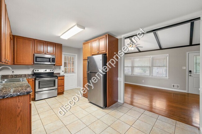 Foto del edificio - JUST REDUCED! RENOVATED 3/1 IN Forest Park...