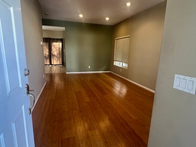 Sala de estar / Comedor formal - 10033 Kika Ct