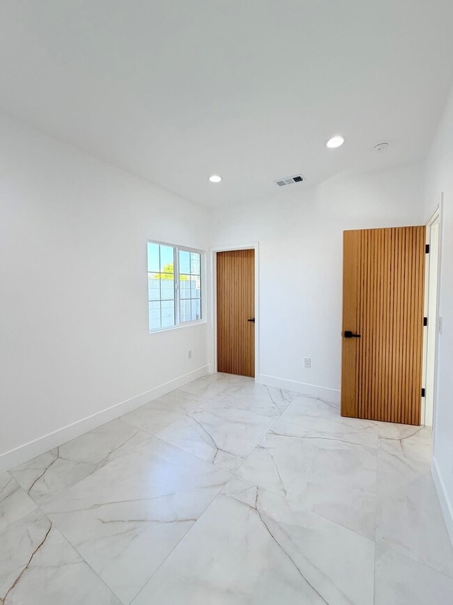 Building Photo - 604 S Vicki Ln