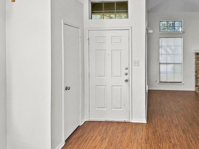 Foto del edificio - Charming Home Ready for a September Move-In