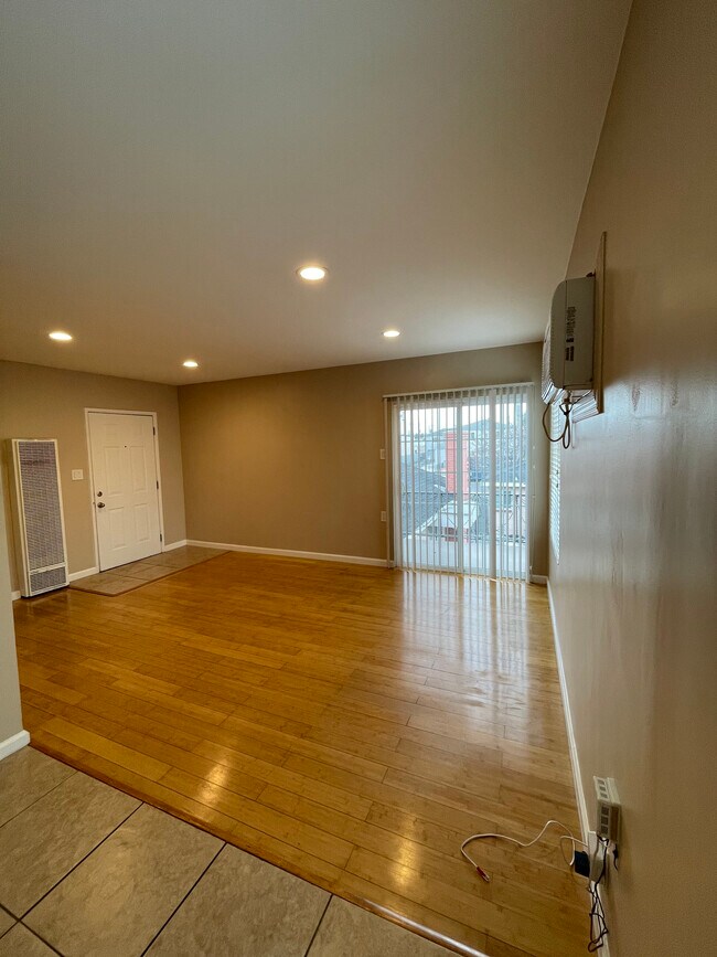 Building Photo - 5624 Satsuma Ave