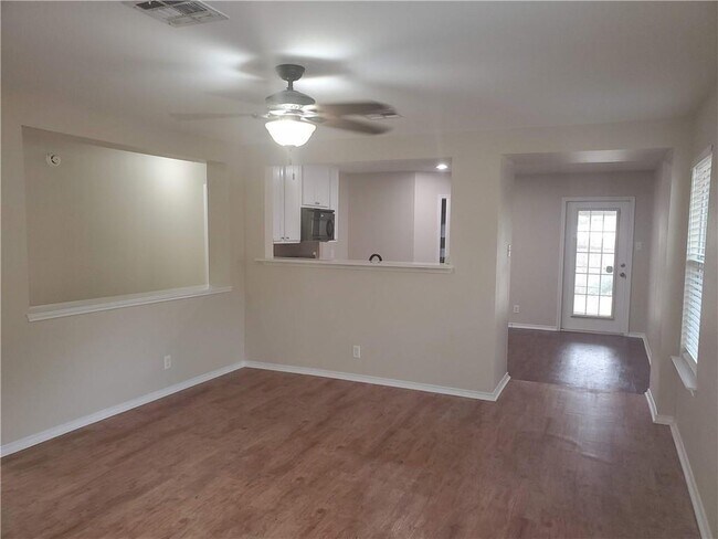 Foto del edificio - 551 New Country Rd