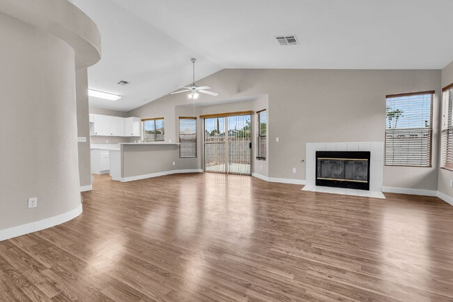 Foto del edificio - Newly Updated Property 3 Bedroom/2 Bath Single Story close to Summerlin Parkway and Buffalo