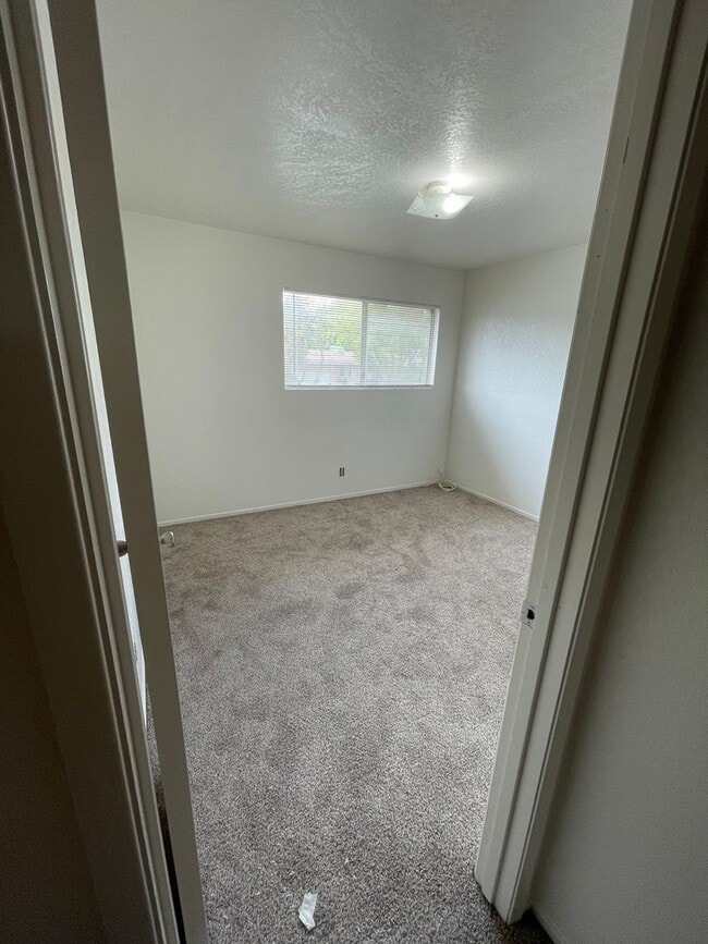 Building Photo - Charming Townhouse (2 Bed / 1.5 Bath)