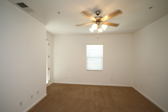 Foto del edificio - 3BR|2.5BA Condominum - Tenant Pays $175 monthly for WS&G