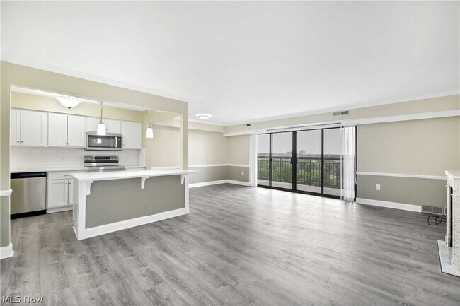 Foto del edificio - 12550 Lake Ave