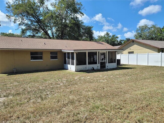 Building Photo - 7612 N Sanibel Cir