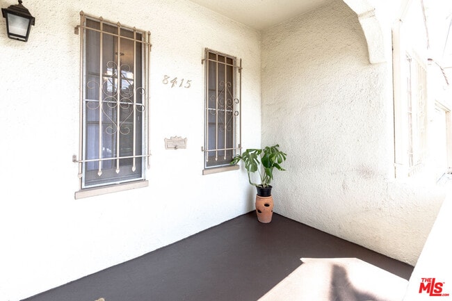 Foto del edificio - 8415 Rosewood Ave