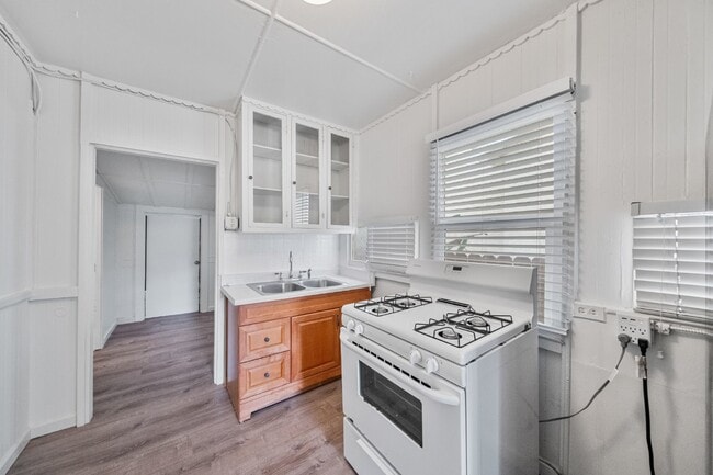 Building Photo - North Park - Detached Bungalow 1 bed / 1 b...