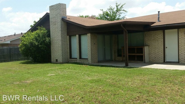 Building Photo - 2909 Cypress Dr