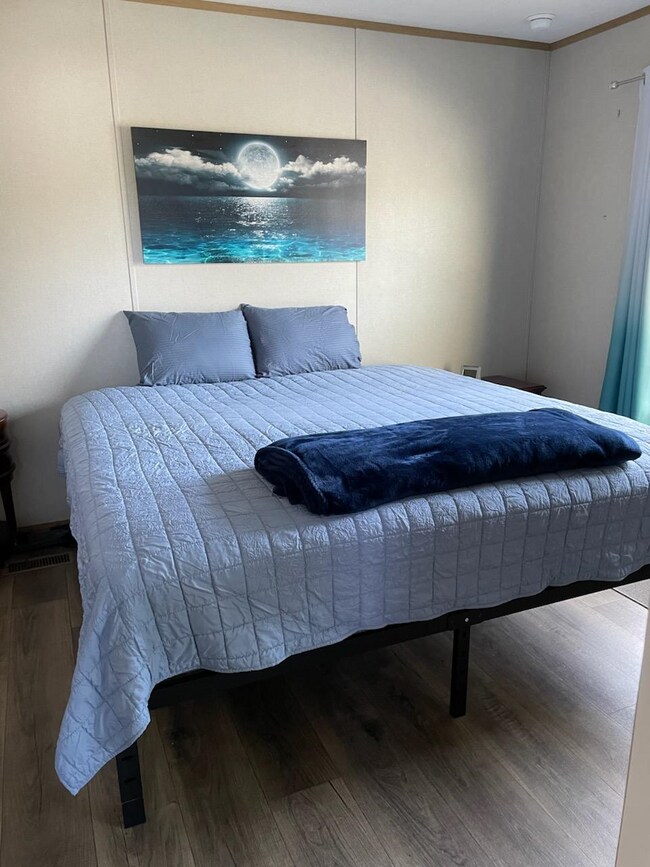 Cama king size en el dormitorio principal - 139 Crimson Rose Way