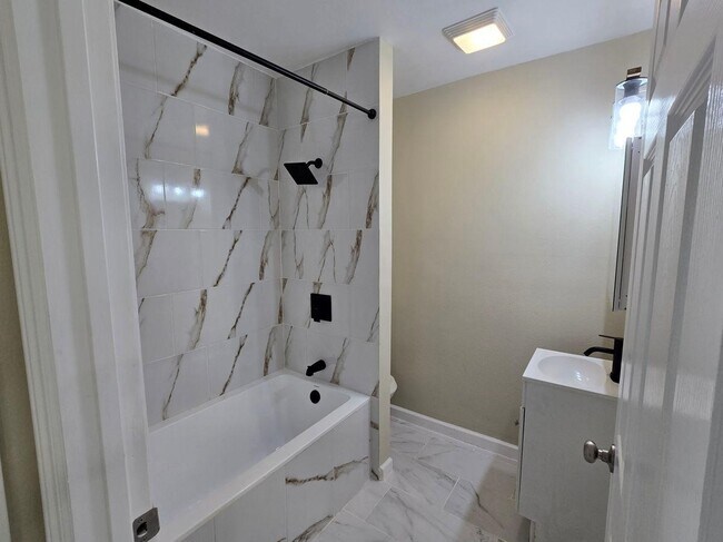 Foto del edificio - 8703 Berndale St