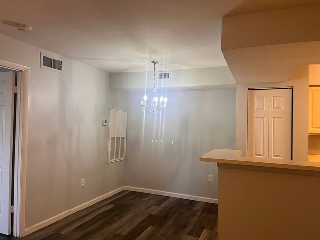 Foto del edificio - 2 BED / 2 BATH CONDO (ACROSS FROM CELEBRAT...