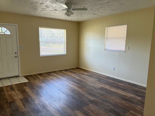 Building Photo - Quaint 3 bedroom home