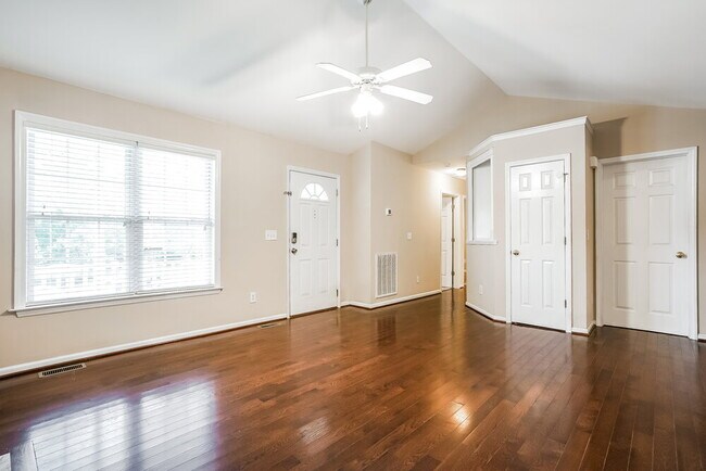 Foto del edificio - 621 Groveton Trail