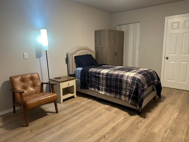 Building Photo - 10811 Cranbrook Rd