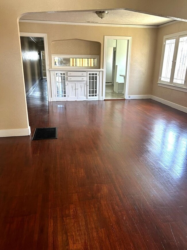Building Photo - 3rd Ave Duplex