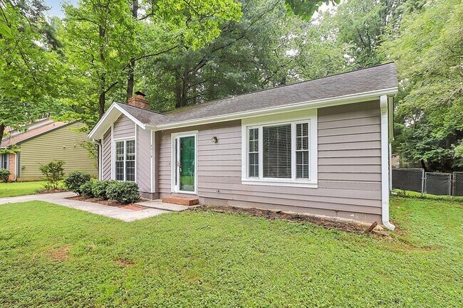Building Photo - Charming 2BD/1BA Ranch with Fenced in Yard...