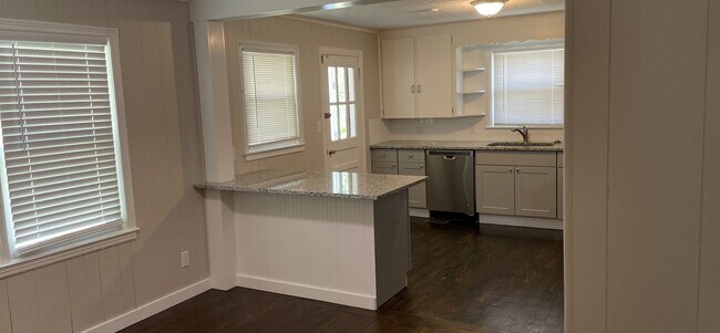Foto del edificio - 2/1 Renovated House with fenced in lawn av...
