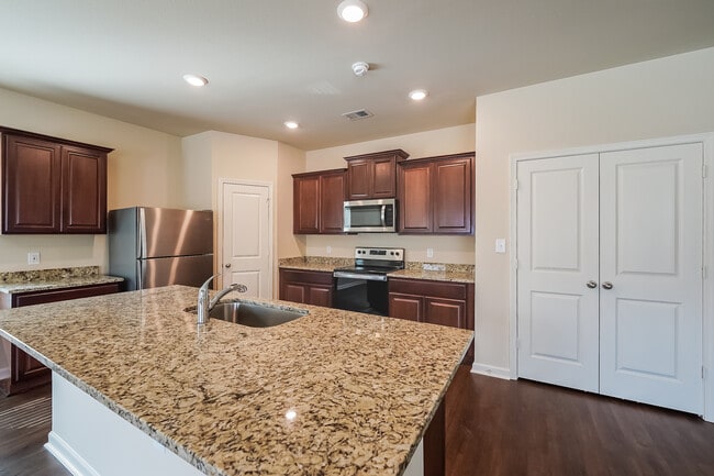 Building Photo - 580 Clover Cir