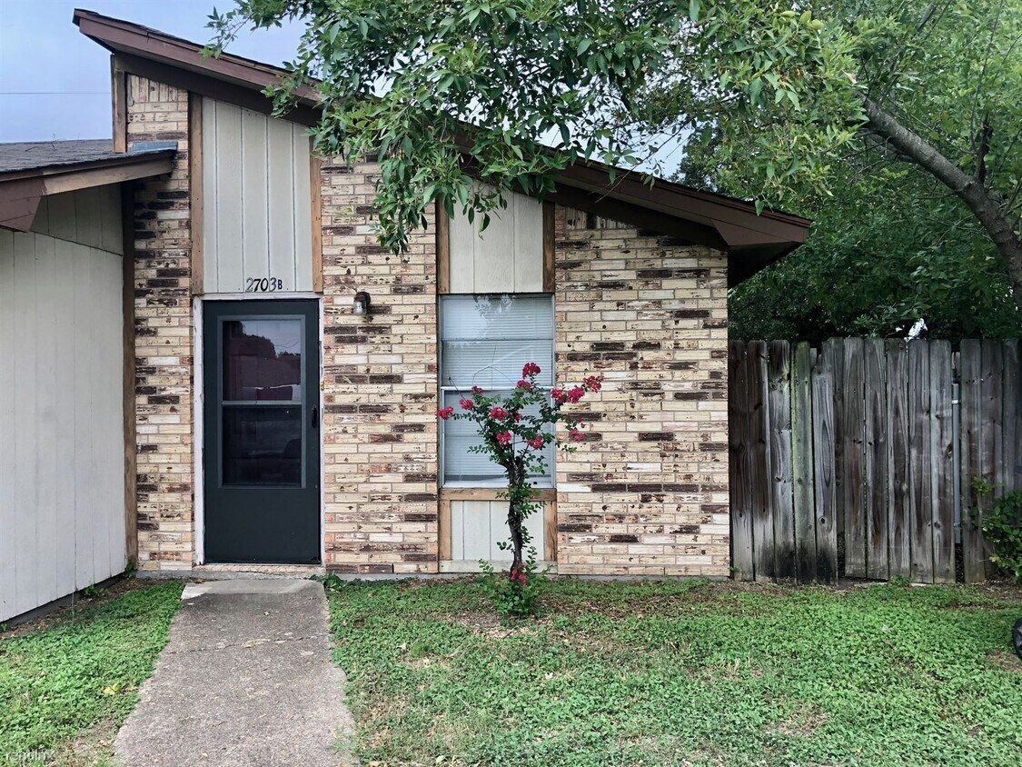 2 br, 1 bath Duplex 2703 Sprucewood St A Townhome Rentals in Bryan