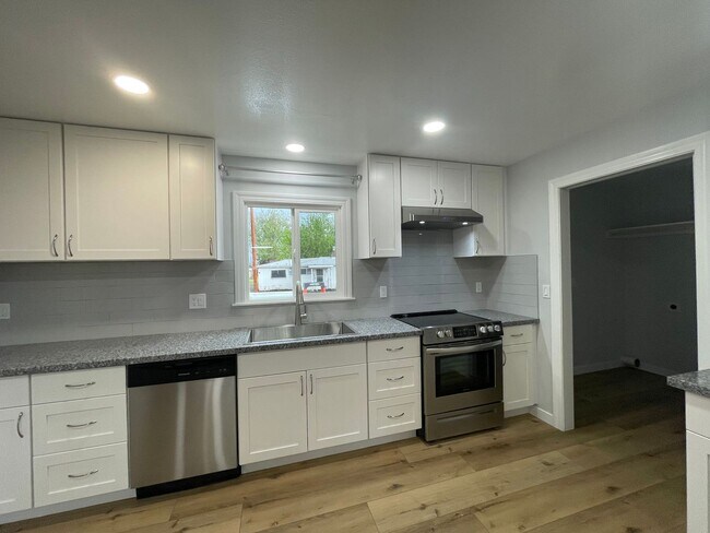 Foto del edificio - P0171 148 &amp; 148 1/2 Winema Way (Placement Only)