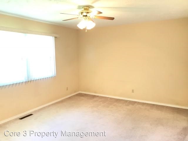 Building Photo - 313 Fairway Dr