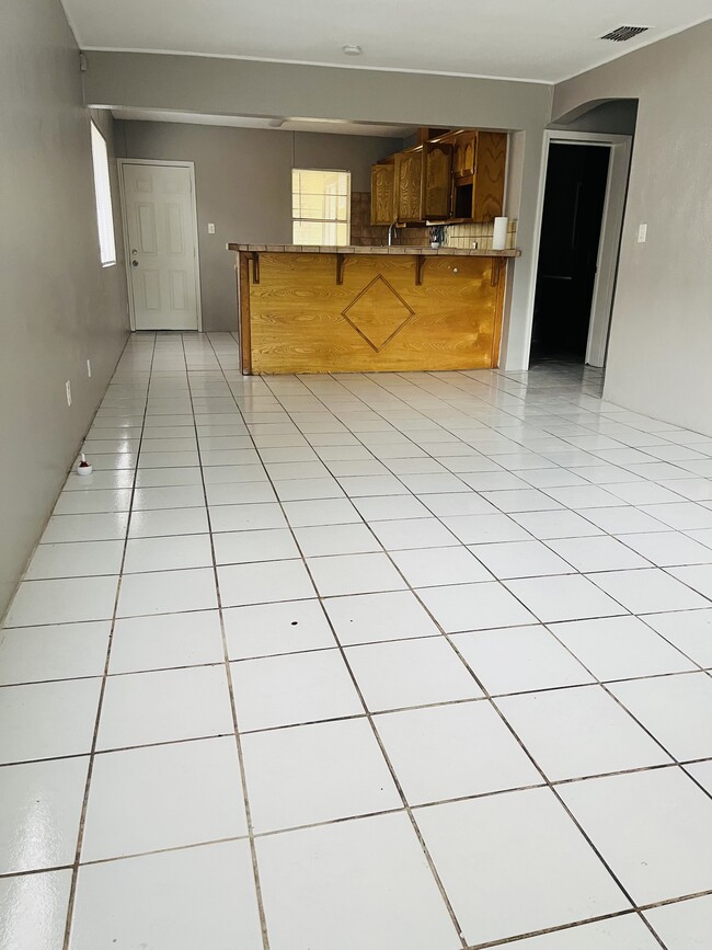 Building Photo - 744 Avenida de la Plata
