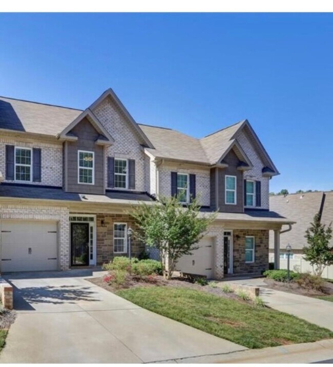 Building Photo - Like new brick 3 bedroom townhome in Lake ...