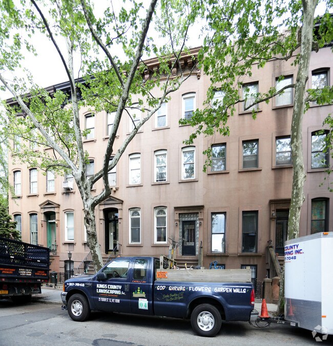 Foto del edificio - 431 Clinton St