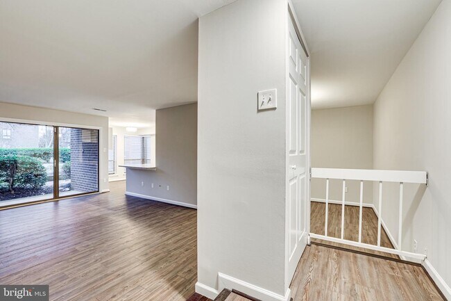 Building Photo - 11228 Chestnut Grove Square