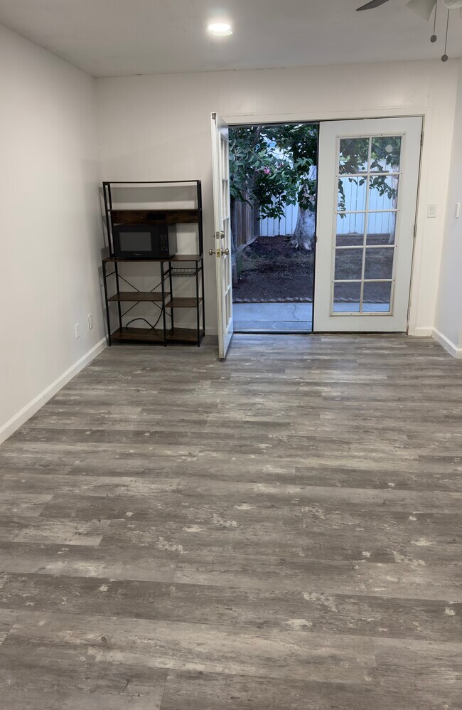 Foto del edificio - 9430 Glade Ave