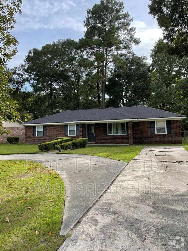 Building Photo - 211 Holiday Dr