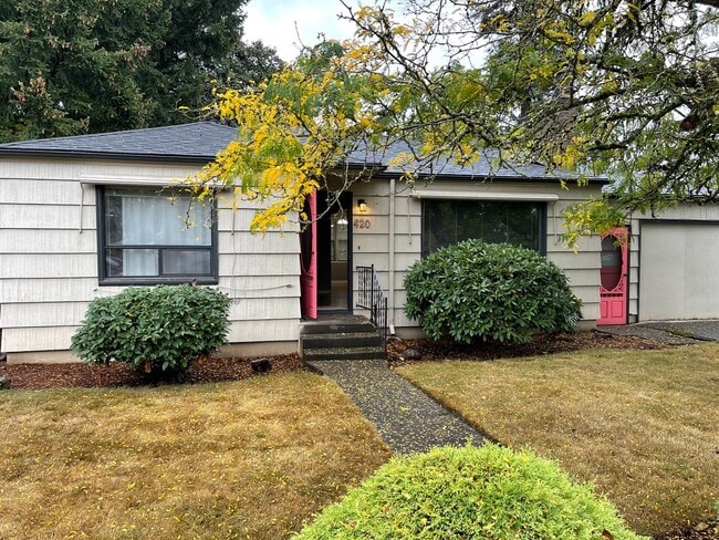 Building Photo - Lovely Home, Warm living room, gas firepla...