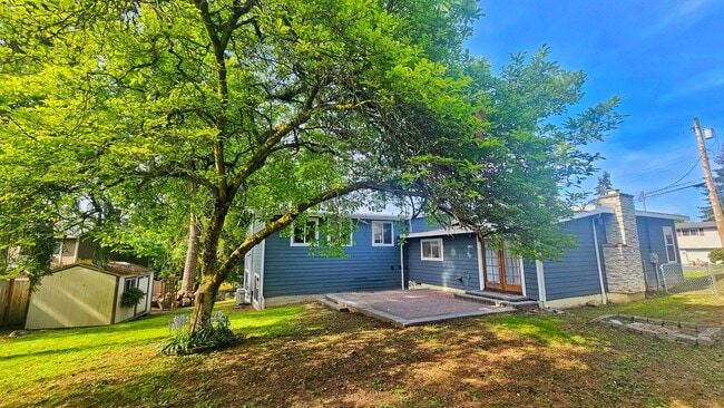 Building Photo - Spacious 4 Bed 3 Bath Home in Sought After...
