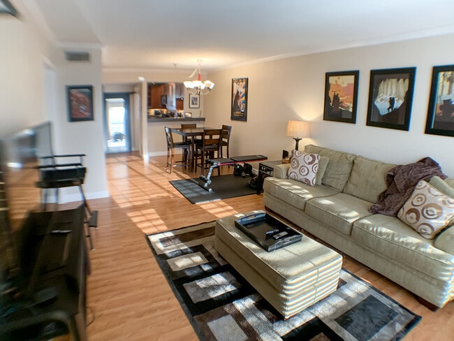 Building Photo - 2425 Ashdale Dr