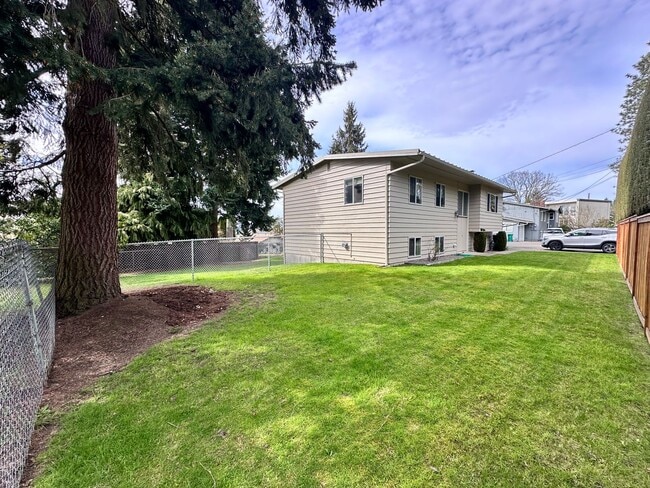 Building Photo - Tradition Kirkland Split Level with Gorgeous Views nestled in the middle of NorKirk