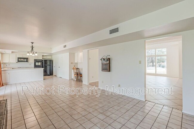 Building Photo - 5622 E Voltaire Ave