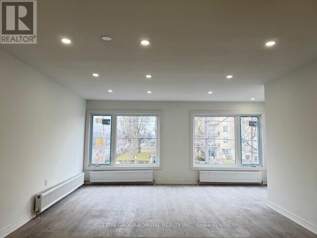 Photo du bâtiment - UPPER - 2986A DUFFERIN STREET