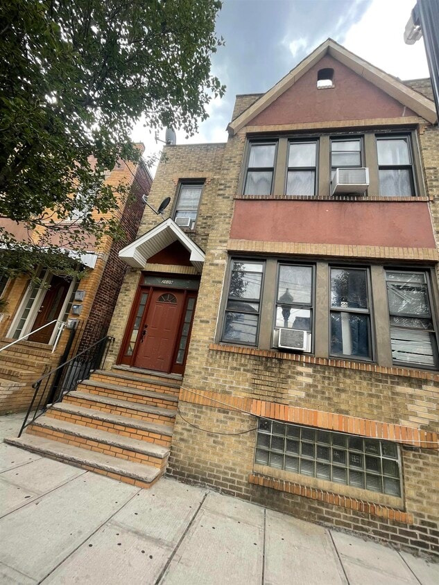 Primary Photo - 2609 Summit Ave