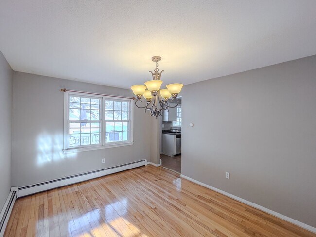 Foto del edificio - Spacious 4BR/2.5BA/2Car Garage Home with Finished Basement & Hardwood Floors – Gales Ferry