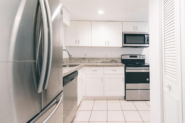 Foto del edificio - 9330 Lagoon Pl