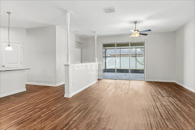 Foto del edificio - 13159 Royal Pines Ave