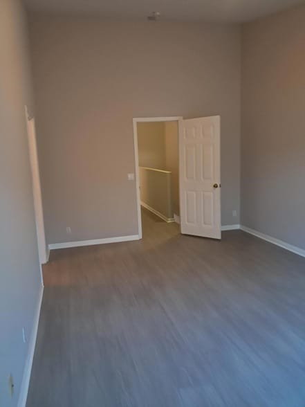 Building Photo - 9759 Lago Dr