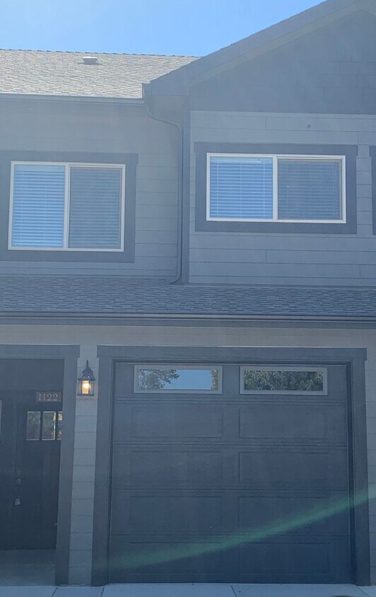 Foto principal - Cozy 2-Bed, 2-Bath Townhouse with Modern T...